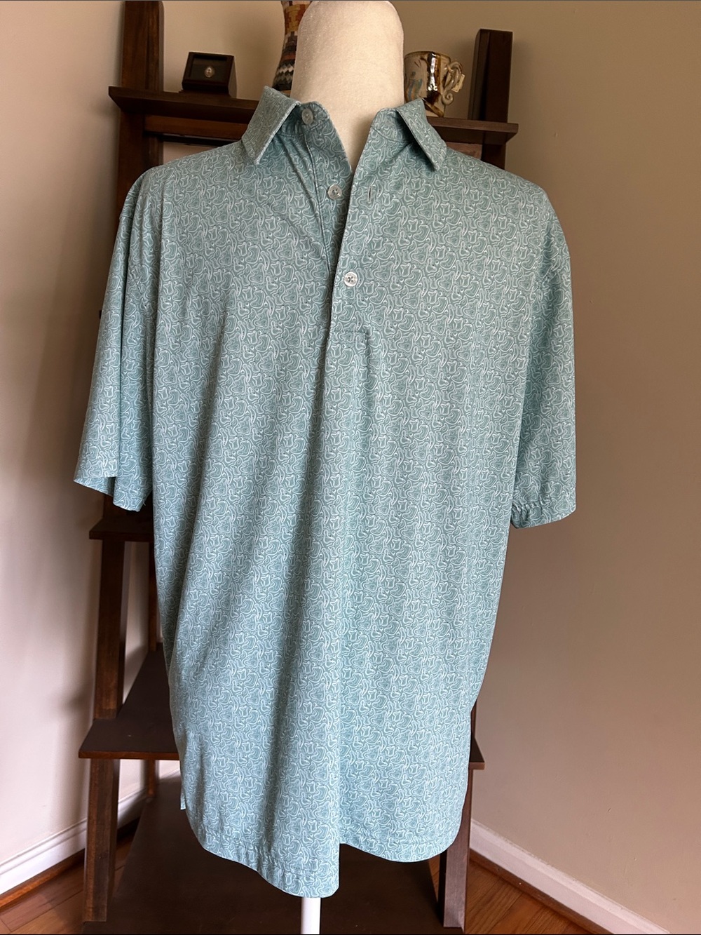Men's Mint Green Short-Sleeve Polo with Subtle Micro Pattern